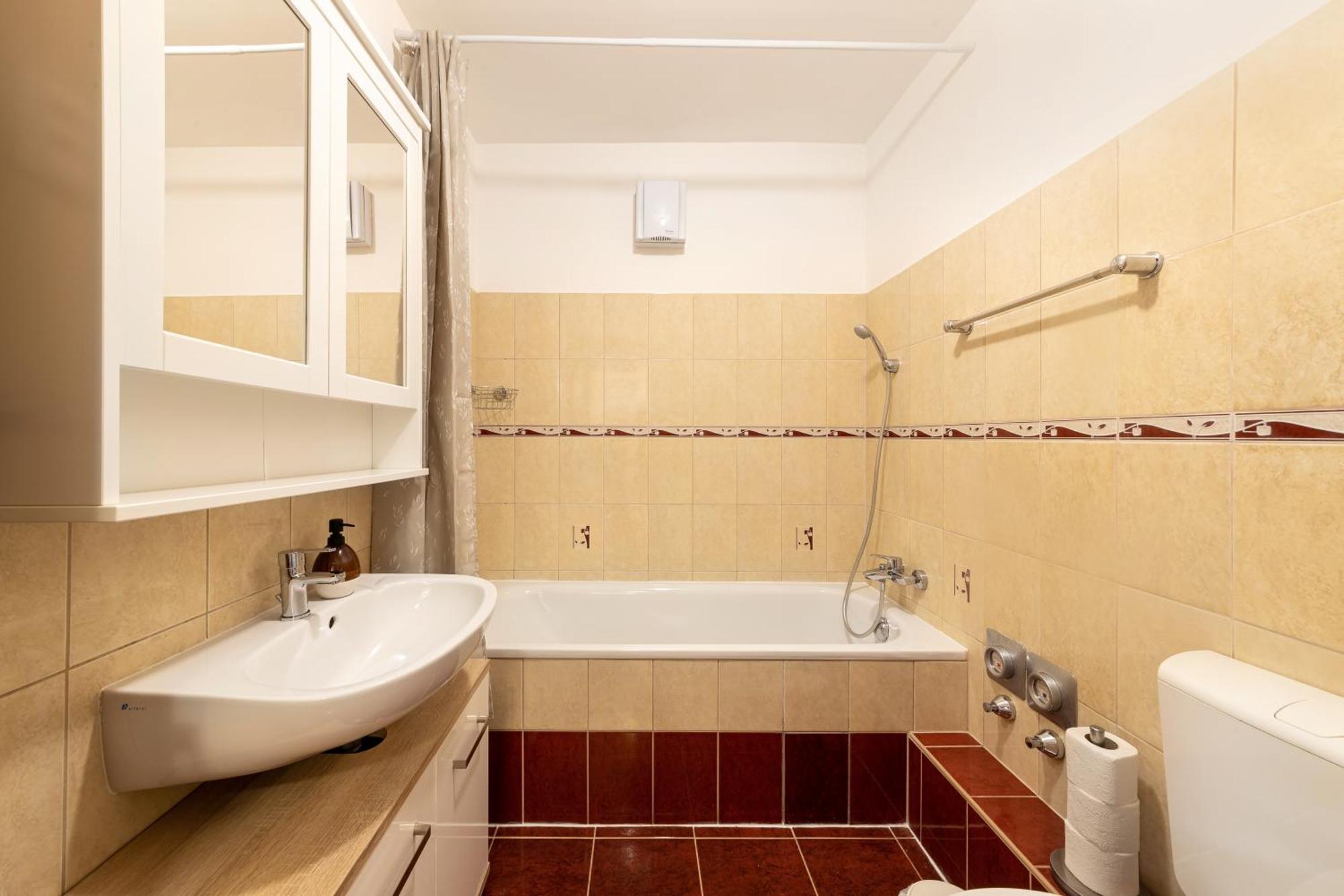 Center Budget Apartment Inside Free Parking Self Check-In Free Streaming Ac Balcony بودابست المظهر الخارجي الصورة